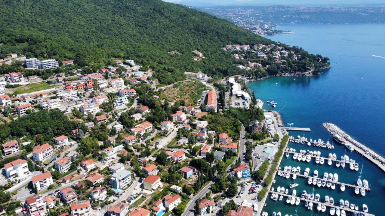 Sea View Apartment In Ičići Esterno foto